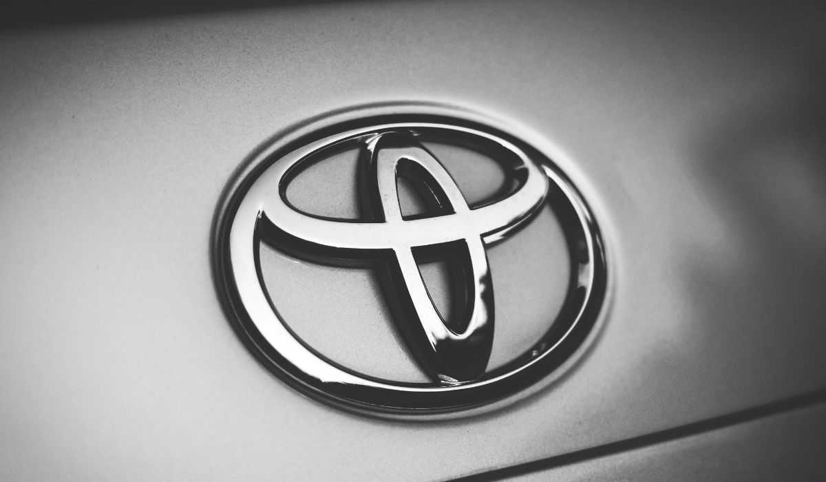 Authorized toyota showroom in West Delhi